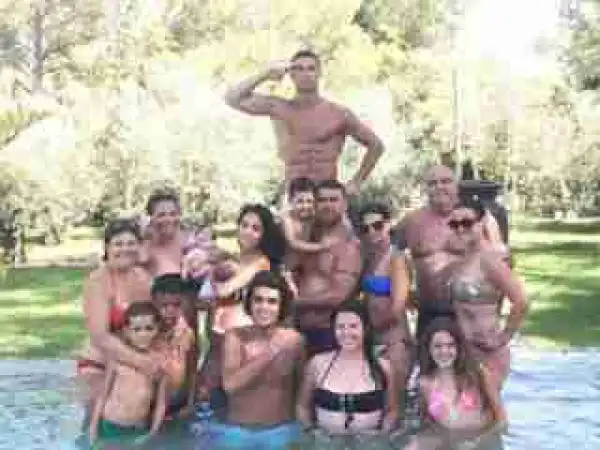 Christiano Ronaldo Poses With His Entire Family In New Photo